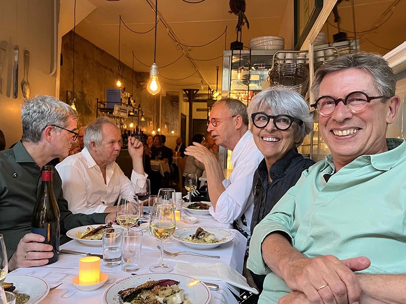 (Left to right) gallery assistant Bob de Waal, senior civil servant and jewelry collector John Butter, Ward Schrijver, jewelry maker Esther Brinkmann, and Rob Koudijs at dinner, 2022, photo courtesy of Galerie Rob Koudijs